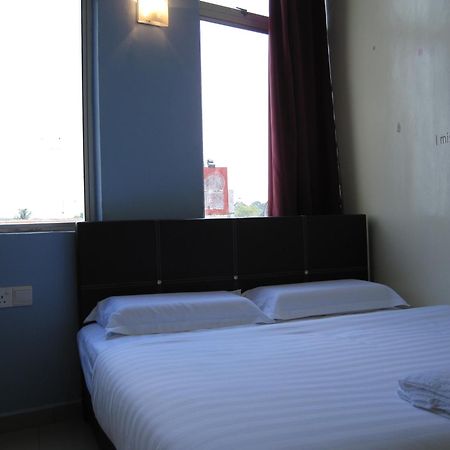 Max Inn Hotel Parit Raja Room photo