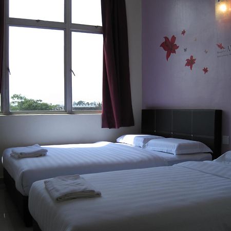 Max Inn Hotel Parit Raja Room photo