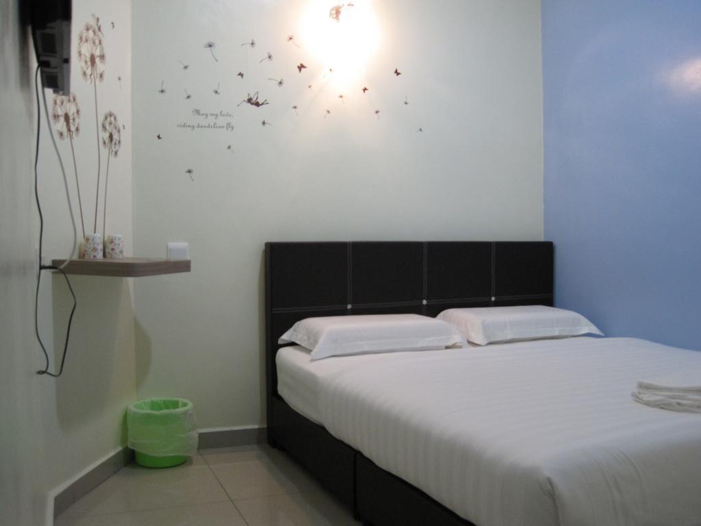 Max Inn Hotel Parit Raja Room photo