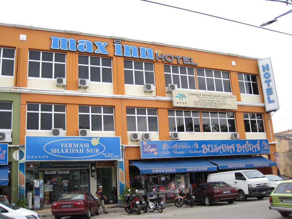 Max Inn Hotel Parit Raja Exterior photo