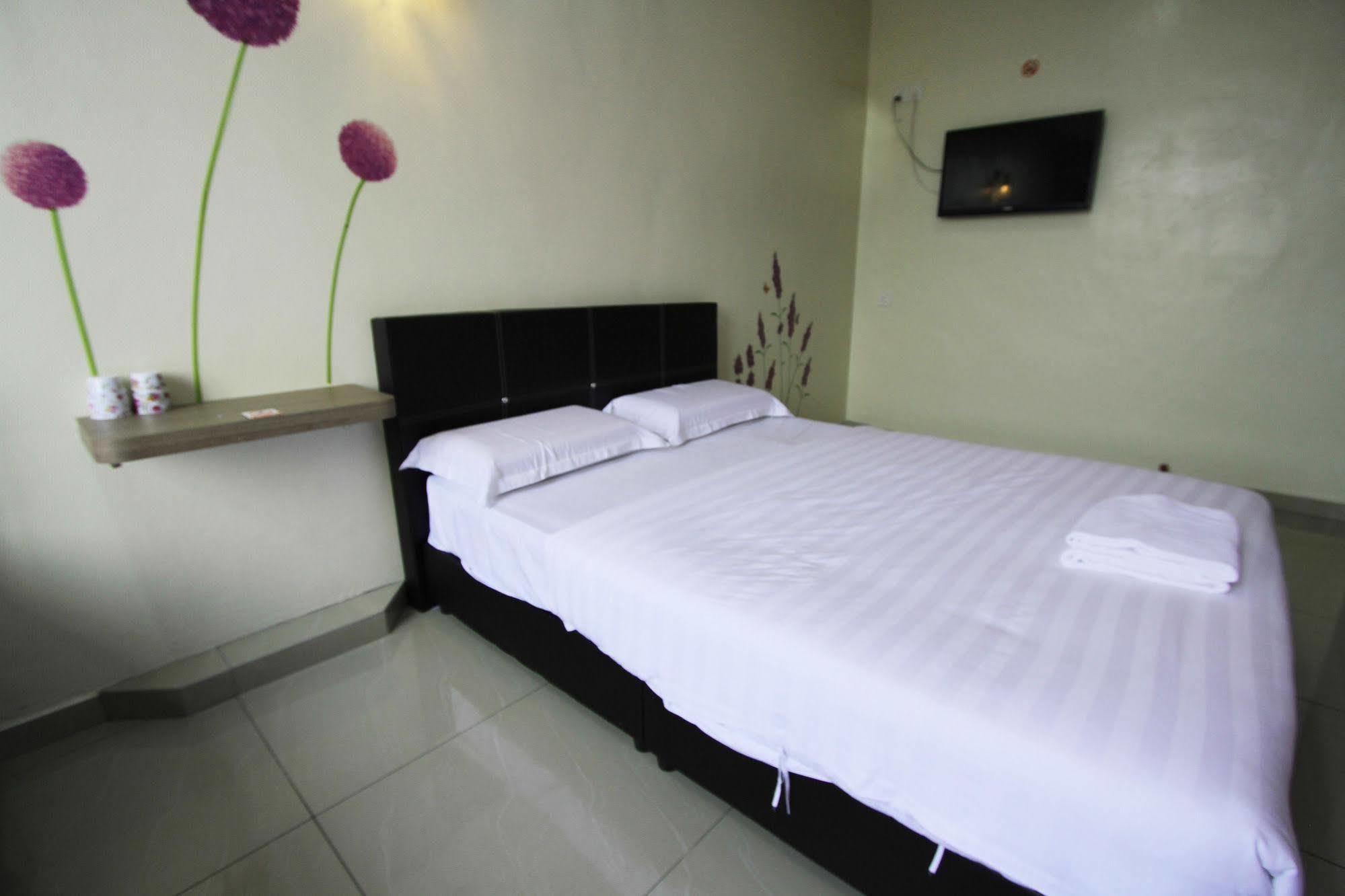 Max Inn Hotel Parit Raja Exterior photo